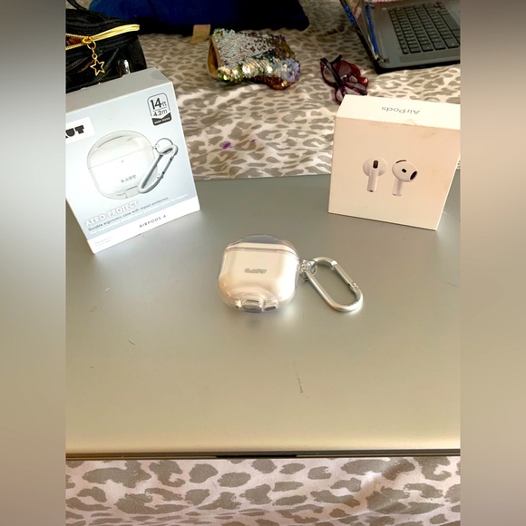Apple 4 AirPods